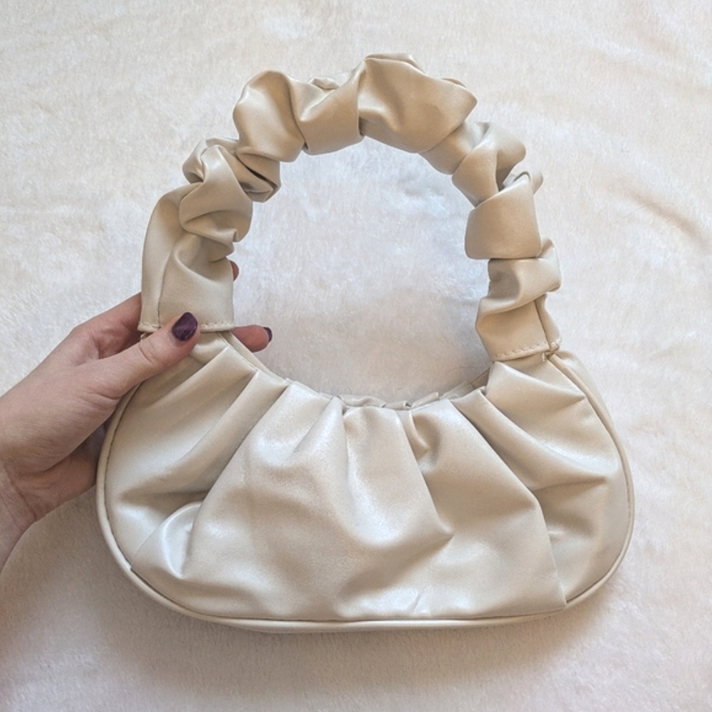 Scrunchy shoulder bag ☁️